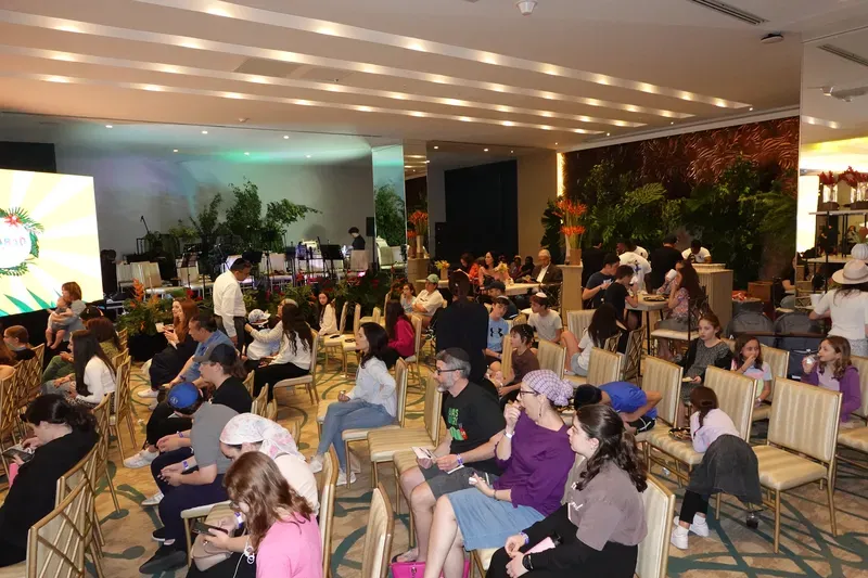 Families gathered around tables during Panama Yeshiva Week